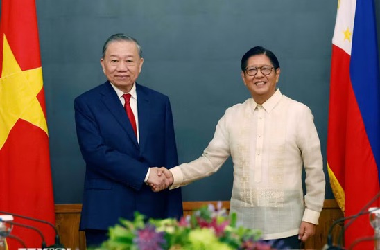 Top Vietnamese leader holds talks with Philippine President in Manila