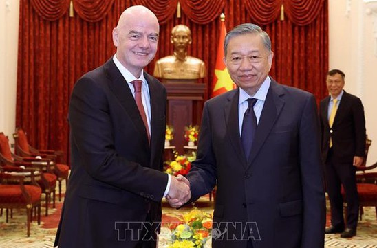 Top leader To Lam hosts FIFA President