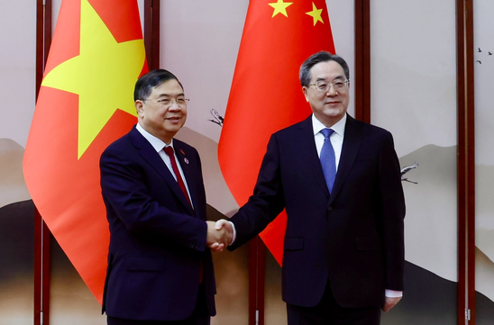 Standing Deputy Prime Minister Pham Gia Tuc holds talks with Chinese Vice Premier Ding Xuexiang