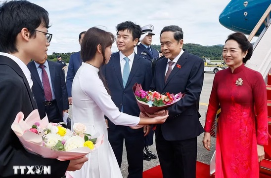 Top legislator begins official visit to South Korea