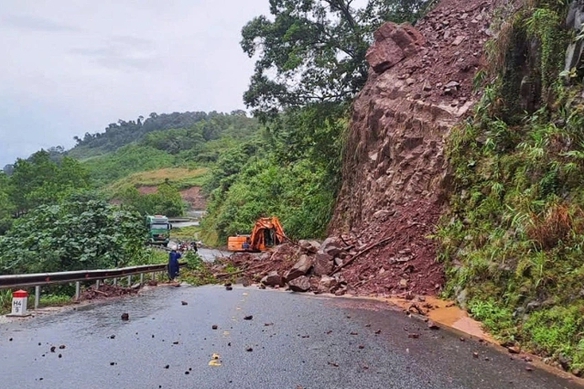 Tập trung ứng ph&#243; mưa lũ, đặt nhiệm vụ bảo đảm an to&#224;n t&#237;nh mạng cho Nh&#226;n d&#226;n l&#234;n tr&#234;n hết, trước hết