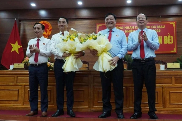 Ph&#234; chuẩn kết quả bầu, miễn nhiệm chức vụ Chủ tịch UBND tỉnh C&#224; Mau