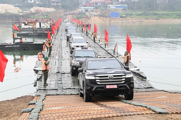Thủ tướng khen các đơn vị "thần tốc" hoàn thành cầu phao bắc qua sông Lô, thông xe ngay trong sáng 29 Tết