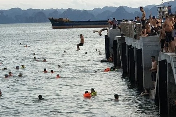 Bơi lội, làm mất trật tự công cộng trong khu vực cảng biển bị phạt tới 1 triệu đồng