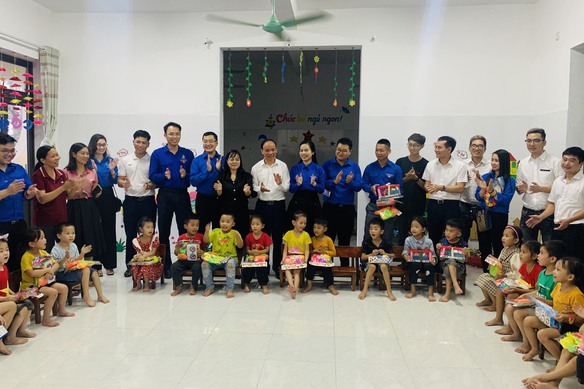 Đoàn Thanh niên VPCP tặng quà cô trò trường mầm non tại Hà Tĩnh
