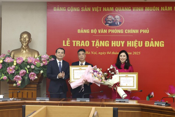 Trao tặng Huy hiệu Đảng cho 2 đảng viên của Đảng bộ VPCP