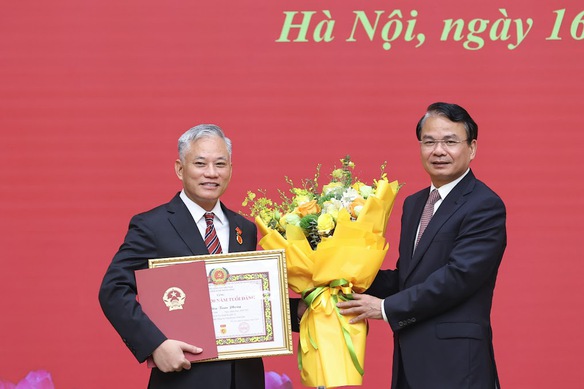 Trao tặng Huy hiệu 30 năm tuổi Đảng cho Phó Chủ nhiệm VPCP Đôn Tuấn Phong