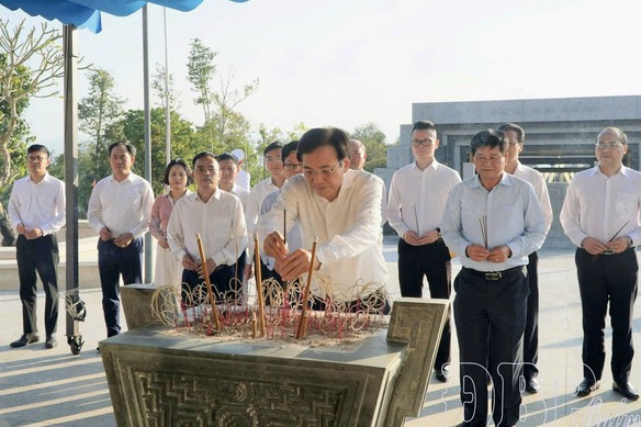 Bộ trưởng, Chủ nhiệm Văn phòng Chính phủ Trần Văn Sơn dâng hương tri ân các anh hùng liệt sĩ