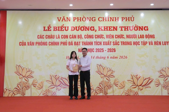Tuyên dương con cán bộ VPCP đạt thành tích xuất sắc năm học 2025 - 2026