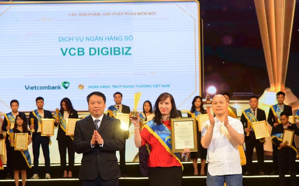 Người dùng Việt trải nghiệm ngân hàng số Vietcombank