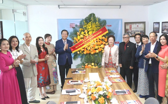 Tổng Bí thư Tô Lâm tặng hoa chúc mừng Hội Doanh nhân Tư nhân Việt Nam