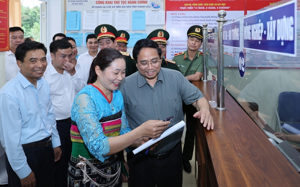 Thủ tướng kiểm tra trung tâm phục vụ hành chính công tại xã miền núi Thanh Hóa