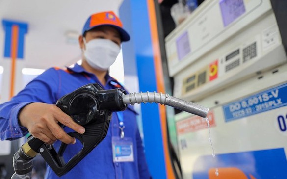 Giá xăng tăng, giá dầu giảm nhẹ từ chiều nay