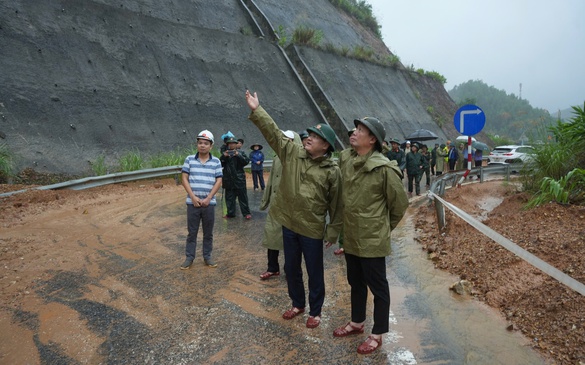 Lãnh đạo TP. Huế kiểm tra, chỉ đạo sơ tán người dân tại vùng nguy cơ sạt lở cao
