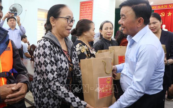 Thường trực Ban Bí thư thăm, tặng quà người dân bị ảnh hưởng do mưa lũ tại Huế