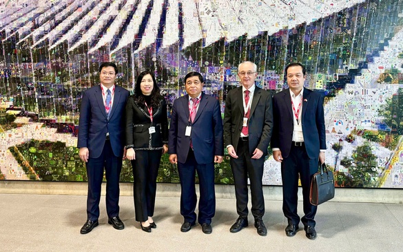 Phó Thủ tướng Nguyễn Chí Dũng thăm và làm việc với Tập đoàn AstraZeneca