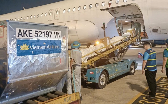 Gần 500kg hàng hóa hỗ trợ vùng lũ đã được Vietnam Airlines vận chuyển đến Huế