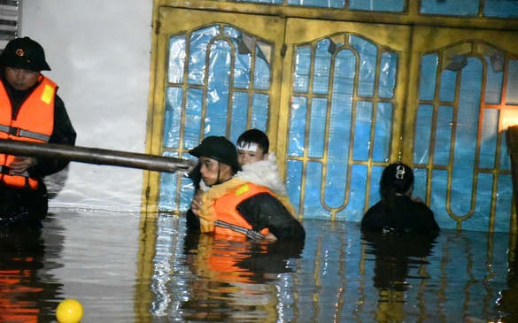 Căng mình giúp dân trong lũ lịch sử: Mệnh lệnh từ trái tim người lính