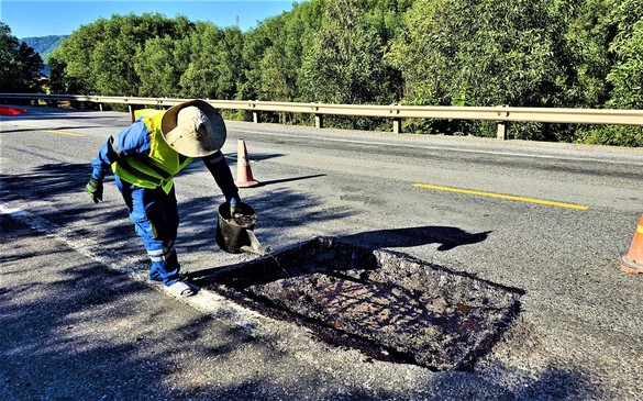 Khôi phục giao thông qua miền Trung sau bão số 13