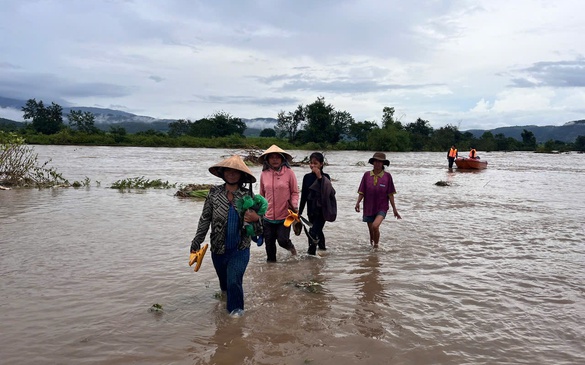 Lực lượng vũ trang kịp thời cứu 10 người dân bị cô lập do mưa lũ ở Gia Lai