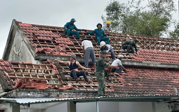 Lực lượng vũ trang giúp dân khắc phục hậu quả lốc xoáy