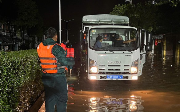 Lũ các sông ở Khánh Hòa lên nhanh, các lực lượng  xuyên đêm ứng cứu người dân