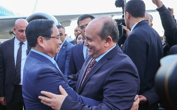 Thủ tướng Sifi Ghrieb ra sân bay đón Thủ tướng Phạm Minh Chính thăm chính thức Algeria