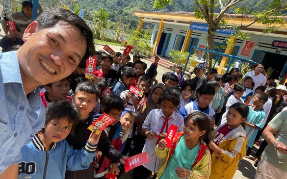 Tấm lòng người thầy và những nụ cười sau con dốc