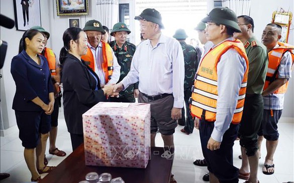Tổng Bí thư Tô Lâm thăm, tặng quà người dân bị ảnh hưởng do mưa lũ tại Huế