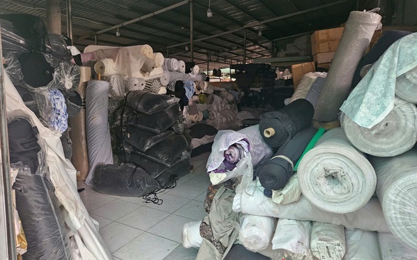 TPHCM: Phát hiện kho hàng chứa trên 100 tấn vải cuộn không rõ nguồn gốc