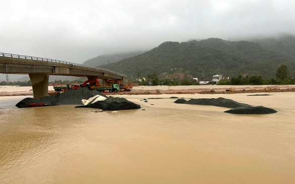 Nước ngập hơn 2m, công trường thi công cao tốc Chí Thạnh-Vân Phong tê liệt hoàn toàn