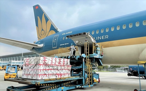 Vietnam Airlines vận chuyển miễn phí hàng hóa hỗ trợ đồng bào vùng lũ miền Trung