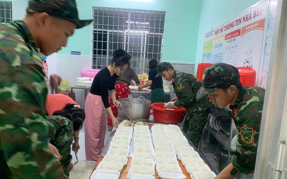 Hàng chục bếp cơm dã chiến tiếp sức bà con vùng lũ