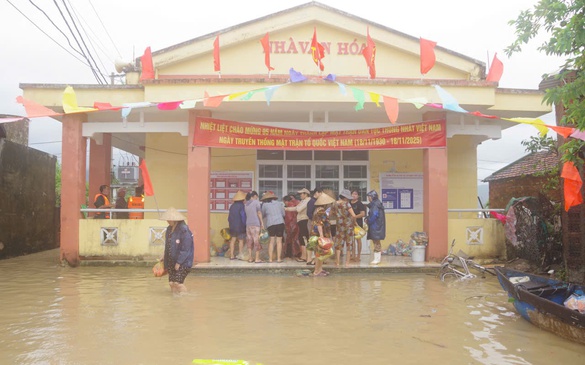 Bộ đội vượt lũ, đưa hàng cứu trợ vào thôn có trên 600 dân bị cô lập