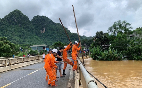 Hệ thống điện ổn định trở lại, 95% công suất bị ảnh hưởng mưa lũ được khôi phục