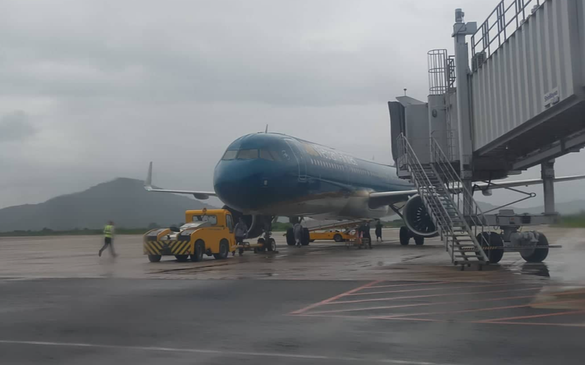 68 chuyến bay phải đổi hướng tránh bão số 15