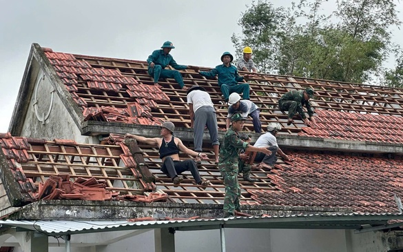 Quân khu 5 hỗ trợ xây dựng lại nhà cho nhân dân sau mưa lũ lịch sử