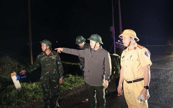 Phó Thủ tướng Trần Hồng Hà thị sát khu vực Quy Nhơn ngay trong đêm sau khi bão số 13 quét qua