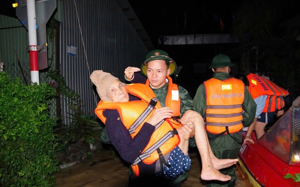 Lực lượng vũ trang đã cứu nhiều người dân bị cô lập sau bão số 13
