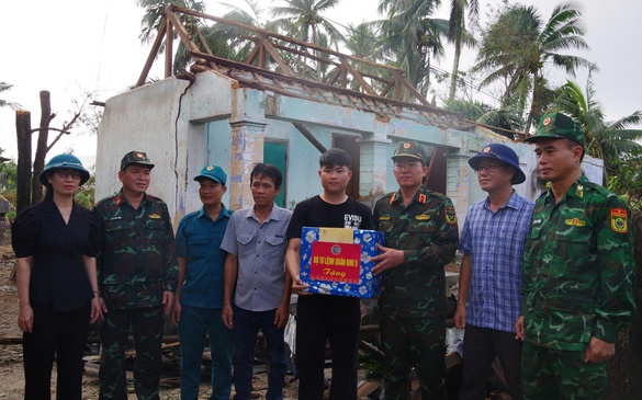 Chính ủy Quân khu 5 thăm, động viên người dân bị thiệt hại do bão số 13