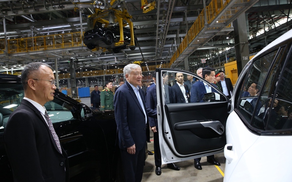 Phó Thủ tướng Thường trực Nguyễn Hòa Bình thăm Công ty VinFast