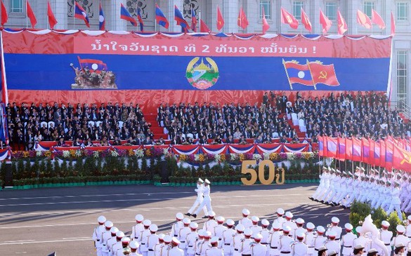 Chùm ảnh: Diễu binh, diễu hành chào mừng 50 năm Quốc khánh Lào