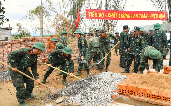 Thần tốc xây dựng lại những mái nhà sau lũ dữ