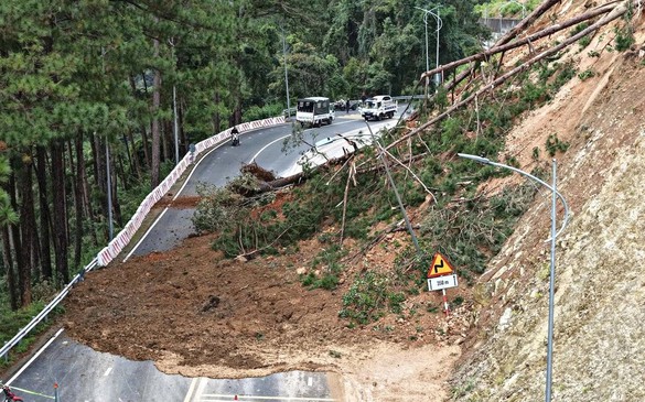 Lâm Đồng: Đèo Prenn tiếp tục sạt lở, đường sắt điều tàu hàng 200 tấn trấn giữ cầu