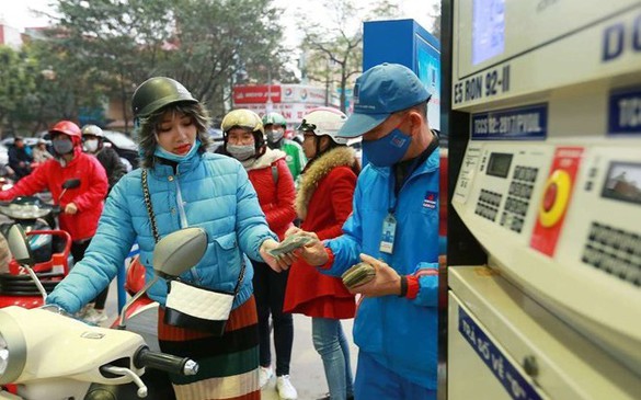 Giá xăng tăng, dầu giảm