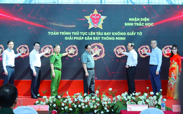 Thủ tướng đề nghị nhân rộng giải pháp lên tàu bay không cần giấy tờ