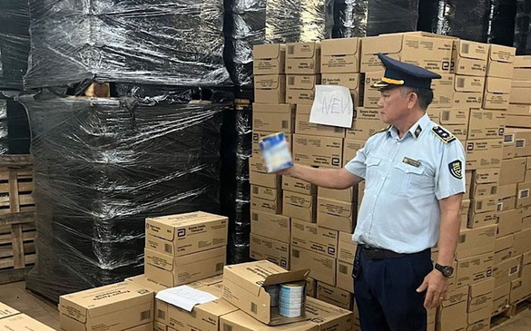 Cao điểm chống buôn lậu, hàng giả: 'Siết' các mặt hàng thiết yếu như sữa, thuốc, mỹ phẩm