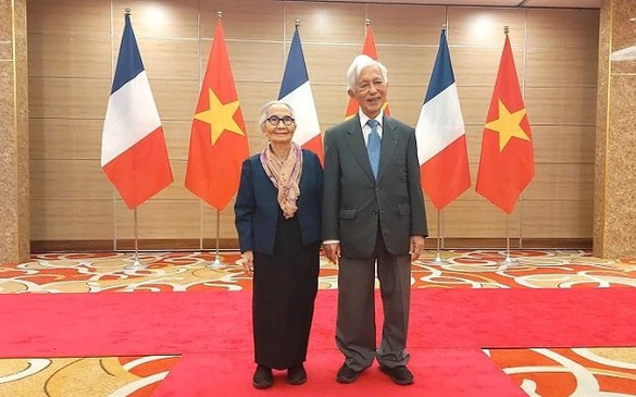 Hai nhà khoa học gốc Việt thăng hạng Huân chương Bắc đẩu bội tinh lên hạng Sỹ quan