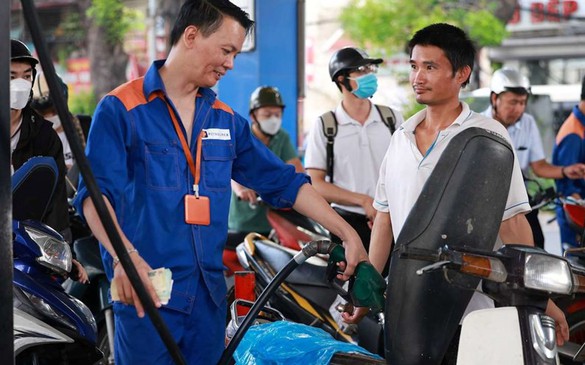 Giá xăng giảm