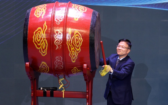 Phó Thủ tướng Lê Thành Long gióng trống mở màn Đêm thơ Nguyên tiêu 'Trước biển lớn'